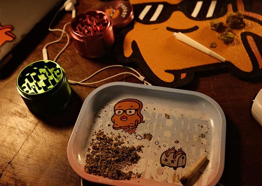 An essential guide to choosing the right weed rolling tray and dab mat.